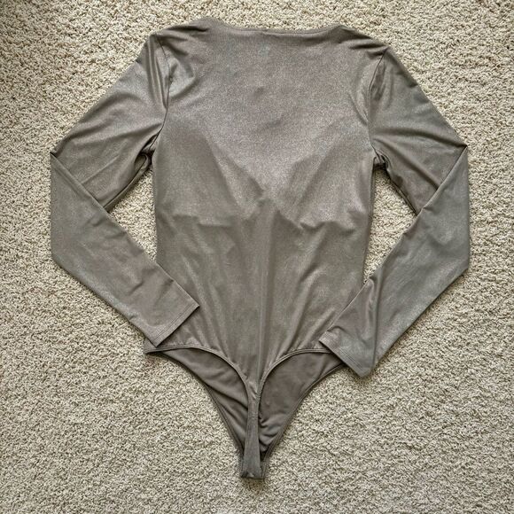 EXPRESS NWT Body Contour Metallic Twist Front Thong Bodysuit Gold Size Medium - Picture 5 of 8